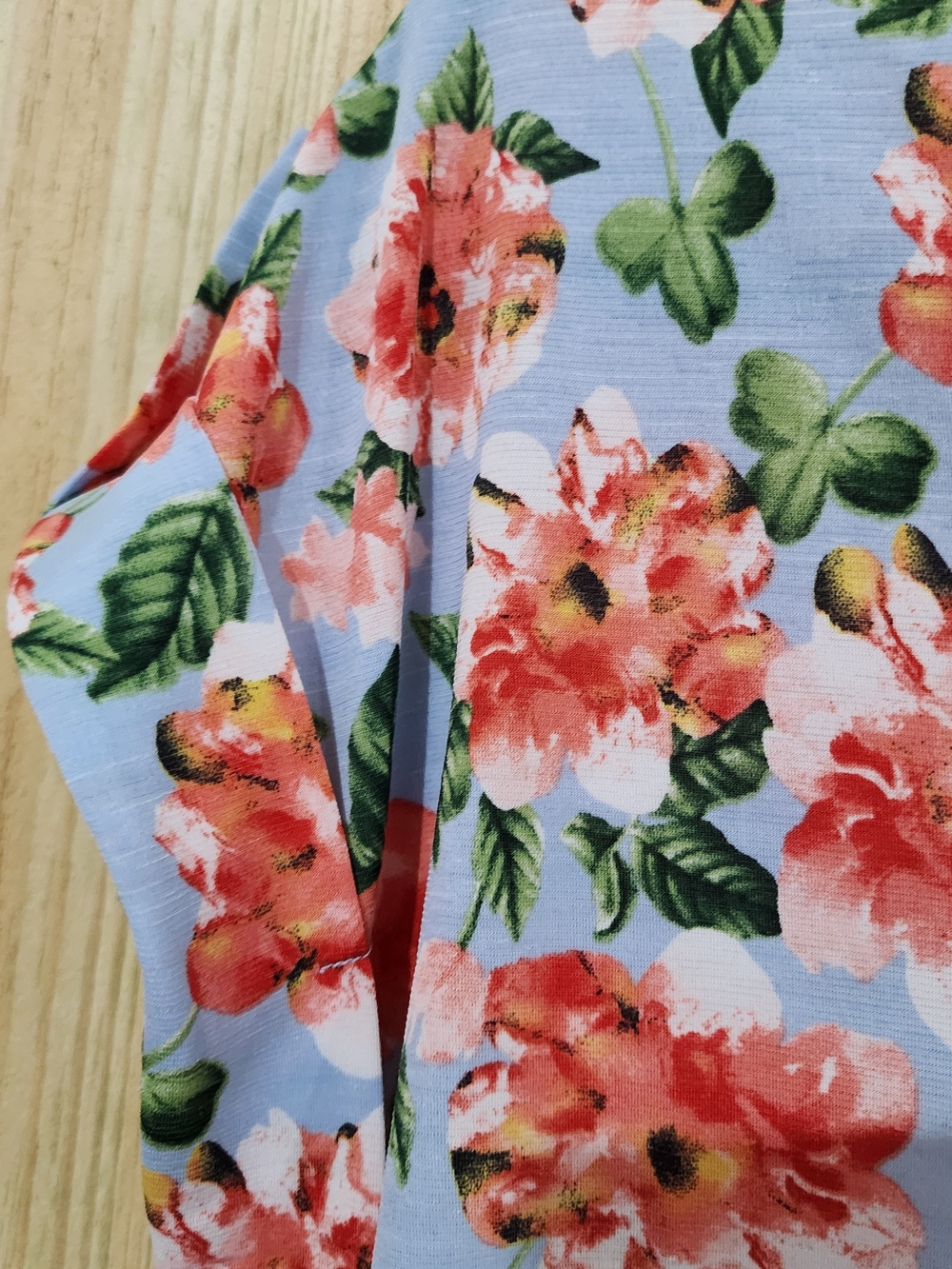 NEW Scarlett Blue Floral Short-Sleeve V-Neck Blouse. 94% Poly 6% Spandex - Picture 3 of 9